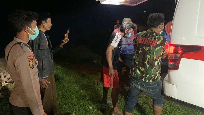 mayat ditemukan di kangean dimakamkan