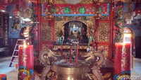 Pengecatan ulang atap dan sejumlah ornamen di Klenteng Eng An Kiong Kota Malang yang berusia hampir 198 tahun itu.