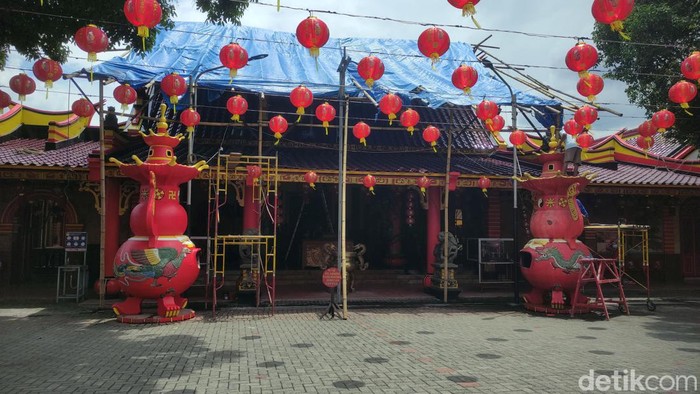 Sejumlah pekerja tengah melakukan pengecatan ulang dan mengganti lampu di Klenteng Eng An Kiong jelang Imlek, Senin (29/1/2024).