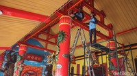 Beberapa pekerja sedang melakukan pengecetan dan pembenahan di Klenteng Eng An Kiong Kota Malang.