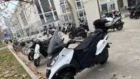 Modifikasi selanjutnya adalah, penambahan top box di bagian belakang motor. Di Milan, kita bisa dengan mudah menemui motor skuter yang menggunakan tambahan top box. Fungsi komponen ini sebagai kompartemen tambahan untuk menyimpan barang. Foto: Luthfi Anshori/detikOto