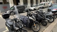 Selimut yang harganya berkisar Rp 2 jutaan ini bisa melindungi tangan, kaki, dan sebagian badan pengendara saat melakukan perjalanan. Selimut ini juga bisa melindungi motor saat diparkir, supaya tempat duduk motor tidak dingin. Fungsional banget ya. Foto: Luthfi Anshori/detikOto