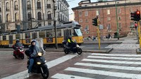 Pantauan detikOto saat berkunjung ke Milan belum lama ini, ditemui banyak pemotor yang memodifikasi  kendaraannya agar layak digunakan untuk musim dingin. Pertama ada tambahan aksesori windscreen (kaca mika di depan) untuk melindungi pengendara dari terpaan angin. Foto: Luthfi Anshori/detikOto