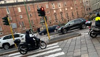 Musim dingin yang terjadi di ibu kota Milan, Italia, tak mengurungkan minat para bikers untuk beraktivitas menggunakan sepeda motor. Meski suhu di kota Milan bisa tembus 1 derajat Celcius, masih banyak ditemui para bikers yang wara-wiri menggunakan kendaraan roda dua. Apa rahasianya? Foto: Luthfi Anshori/detikOto
