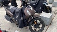 Terakhir yang tak kalah penting yakni penambahan aksesori semacam selimut untuk melindungi badan pengguna motor dari cuaca dingin. Salah satu merek selimut tersebut dipasarkan dengan nama Termoscud Tucano Urbano. Selimut ini terbuat dari bahan 67% Polyamide dan 33% Polyester kedap air, serta telah memiliki lapisan termal yang nyaman. Selimut ini juga telah memiliki fitur SGAS yang  mencegahnya terbang ketika terkena hembusan angin dari depan. Foto: Luthfi Anshori/detikOto