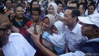 Tomas Lembong diserbu emak-emak hingga simpatisan Anies- saat menunggu kehadiran capres Anies Baswedan di Glodok Pancoran, Jakarta Barat, Senin (29/1/2024).