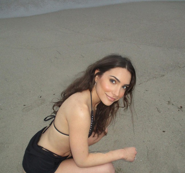 Benar-benar diblokir dari bermain di turnamen call of duty hanya karena posting foto-foto bikini padahal aku tidak pernah mengunggah foto telanjang dalam hidupku tapi para pria di komunitas bisa mengunggah foto bokong mereka, kata Amine di media sosial X. Foto: Instagram Nadia Amine