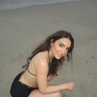 Benar-benar diblokir dari bermain di turnamen call of duty hanya karena posting foto-foto bikini padahal aku tidak pernah mengunggah foto telanjang dalam hidupku tapi para pria di komunitas bisa mengunggah foto bokong mereka, kata Amine di media sosial X. Foto: Instagram Nadia Amine