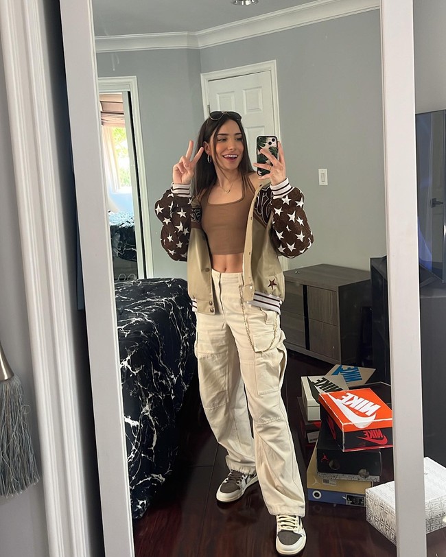 Sangat sedih melihat daripada para pria menerima wanita bermain video game lebih baik dari mereka tapi mereka malah membuat ide bahwa wanita curang agar bisa tidur di malam hari. Itu kenyataan yang sulit mereka terima, katanya. Foto: Instagram Nadia Amine