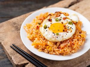 Istimewa! Nasi Goreng Kimchi Makin Enak Pakai Bahan Ini
