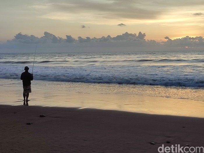Pantai Nyanyi Tabanan Pantai Nyanyi tidak direkomendasikan sebagai tempat berenang.