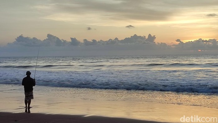 Pantai Nyanyi tidak direkomendasikan sebagai tempat berenang.