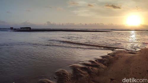 Potret Pantai Nyanyi, Tabanan, menjelang matahari terbenam atau sunset.