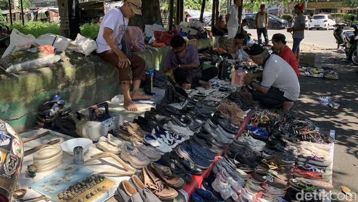 Para pengunjung saat melihat koleksi di Pasar Ular Medan