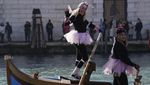 Parade Air Penuh Warna Meriahkan Karnaval di Venesia