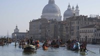 Alih-alih merasakan romantisme Venice, Italia, turis harus mengalami macet saat naik gandola di kota yang nyaris tenggelam ini (dok. AP/Luca Bruno)