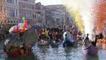 Parade Air Penuh Warna Meriahkan Karnaval di Venesia