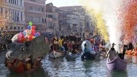 “Pantegana (yang berarti tikus dalam bahasa gaul Venesia), sebuah perahu yang dibuat berbentuk tikus raksasa, memimpin Parade Air Karnaval tahunan.  