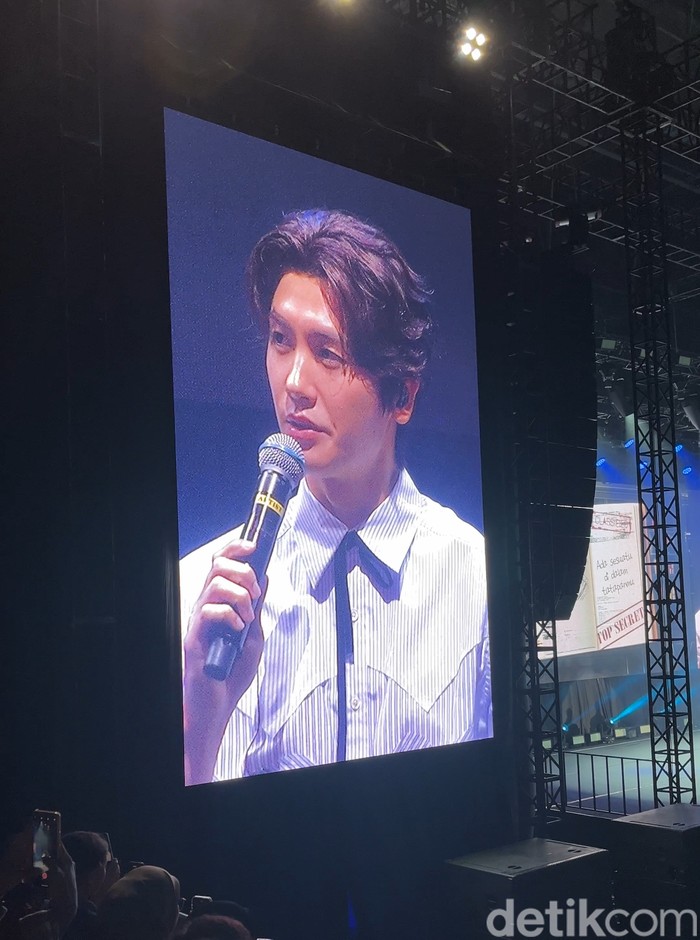 Park Hyung Sik saat menggelar fanmeeting 2024 Asia Tour Fan Meeting SIKcret Time in Jakarta di Tennis Indoor Senayan pada Sabtu (27/1/2024).
