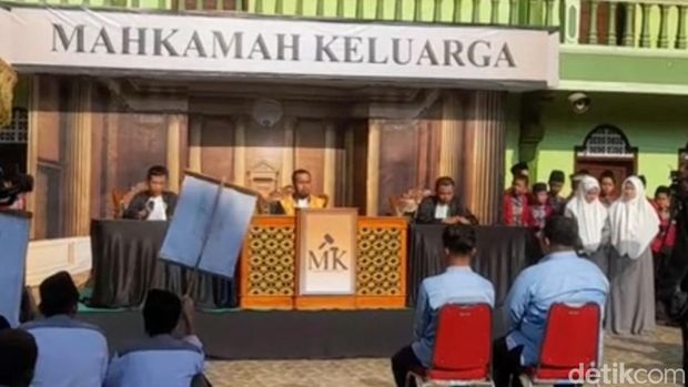 Pelaksanaan sidang MK Mahkamah Keluarga dalam nikah massal dengan tema pilpres yang viral di media sosial.