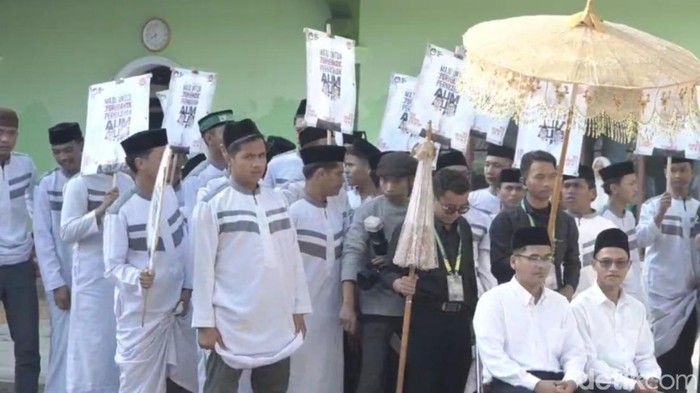 Pelaksanaan sidang MK Mahkamah Keluarga dalam nikah massal dengan tema pilpres yang viral di media sosial.