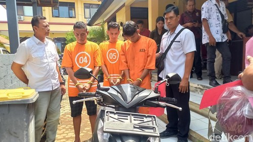 Para pengerok selingkuhan istri paman dihadirkan saat kongferensi pers di Polres Buleleng, Senin (29/1/2024).