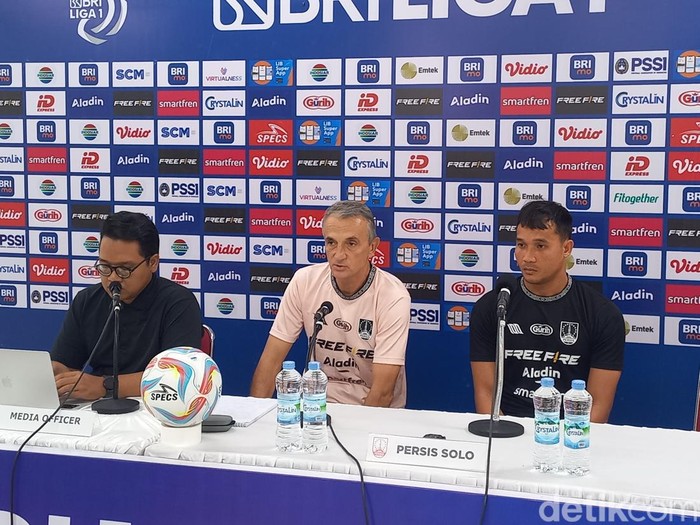 Pelatih Persis Solo, Milomir Seslija, saat konferensi pers di Stadion Manahan Solo, Senin (29/1/2024).