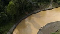 Jalan penghubung tiga desa di Kecamatan Bacan Barat itu amblas karena diterjang banjir akibat hujan deras.  