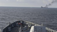 Dalam foto yang disediakan oleh Angkatan Laut India pada hari Sabtu, 27 Januari 2024, pemandangan kapal tanker minyak Marlin Luanda di latar belakang, terbakar setelah serangan, di Teluk Aden. Awak kapal tanker berbendera Kepulauan Marshall yang terkena rudal yang diluncurkan oleh pemberontak Houthi Yaman sedang memadamkan api di kapal yang terkena dampak serangan tersebut.