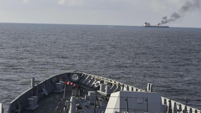 Penampakan Kapal Tanker Terbakar Usai Dihantam Rudal Houthi di Laut Merah CAPTION CORRECTS LOCATION TO GULF OF ADEN In this photo provided by the Indian Navy on Saturday, Jan. 27, 2024, a view of the oil tanker Marlin Luanda on fire after an attack, in the Gulf of Aden. The crew aboard a Marshall Islands-flagged tanker hit by a missile launched by Yemen’s Houthi rebels is battling a fire onboard the stricken vessel sparked by the strike. (Indian Navy via AP)
