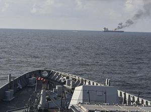 Houthi Tembakkan Rudal ke Kapal Kargo Israel-Kapal Perang AS