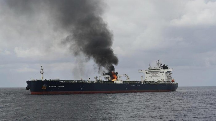 Penampakan Kapal Tanker Terbakar Usai Dihantam Rudal Houthi di Laut Merah CAPTION CORRECTS LOCATION TO GULF OF ADEN In this photo provided by the Indian Navy on Saturday, Jan. 27, 2024, a view of the oil tanker Marlin Luanda on fire after an attack, in the Gulf of Aden. The crew aboard a Marshall Islands-flagged tanker hit by a missile launched by Yemen’s Houthi rebels is battling a fire onboard the stricken vessel sparked by the strike. (Indian Navy via AP)