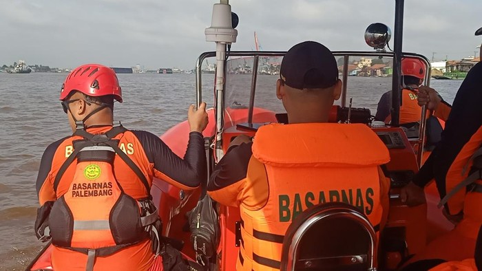 Pencarian di hari kedua terhadap penumpang speedboat yang hilang usai terjun ke Sungai Musi.