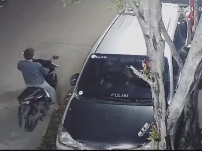 Pencurian spion mobil bertulisan Polisi di Juanda, Depok.