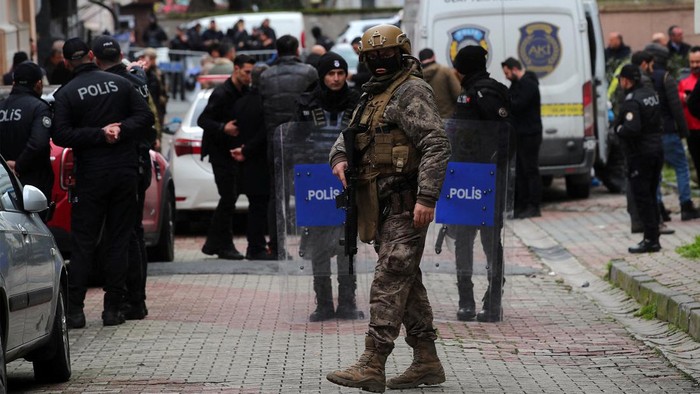 Penembakan Gereja di Turki Pepole react during a deadly attack by two masked gunmen at the Italian Santa Maria Catholic Church in Istanbul, Turkey January 28, 2024, in this screenshot taken from CCTV video obtained by REUTERS THIS IMAGE HAS BEEN SUPPLIED BY A THIRD PARTY. NO RESALES. NO ARCHIVES.