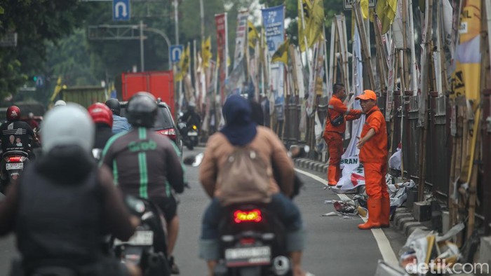 Penertiban APK Liar di Kramat Jati