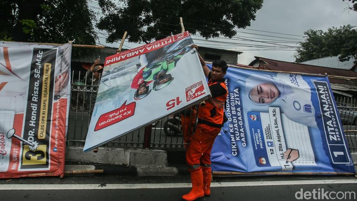 Penertiban APK Liar di Kramat Jati