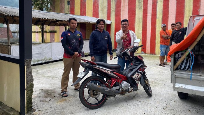 Penyerahan motor yang viral setelah diparkir di halaman masjid di Dieng Wetan, Wonosobo, berhari-hari.