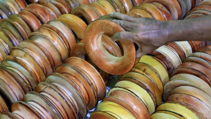 Seorang perajin menata bladu atau gulungan tali layangan yang terbuat dari kayu di salah satu tempat usaha rumahan Desa Leuhan, Aceh Barat, Aceh, Senin (29/1/2024). Bladu atau gulungan tali kayu yang dijual Rp15 ribu sampai Rp50 ribu per bladu tersebut meningkat hingga 300 unit bladu per hari untuk dikirim ke sejumlah wilayah di Aceh. ANTARA FOTO/Syifa Yulinnas/wpa.