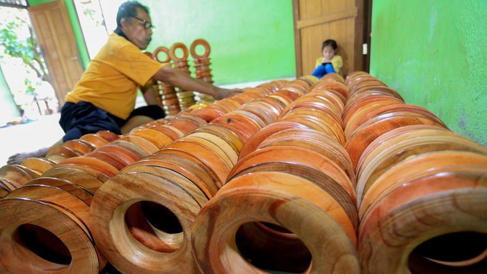 Seorang perajin menata bladu atau gulungan tali layangan yang terbuat dari kayu di salah satu tempat usaha rumahan Desa Leuhan, Aceh Barat, Aceh, Senin (29/1/2024). Bladu atau gulungan tali kayu yang dijual Rp15 ribu sampai Rp50 ribu per bladu tersebut meningkat hingga 300 unit bladu per hari untuk dikirim ke sejumlah wilayah di Aceh. ANTARA FOTO/Syifa Yulinnas/wpa.