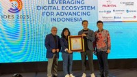 Salah satu tantangan yang dihadapi Blibli sebagai pelaku industri e-commerce Indonesia adalah menjaga kepuasan pelanggan di fase purnajual. Untuk itu, Blibli melakukan inovasi bisnis dengan penerapan teknologi AI dan ML pada proses retur barang secara instan. Bekerja sama dengan delapan mitra, pelanggan dapat pilih pick up barang di Rumah/Kantor atau 47.800 Lokasi Return Point di Seluruh Indonesia.