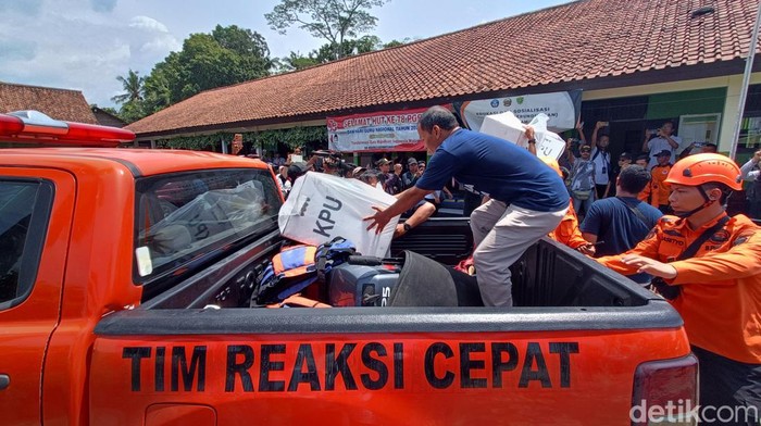 Petugas KPPS bersama dengan TRC dan BPBD Banyumas menyelamatkan kotak suara dalam simulasi pemungutan suara saat banjir melanda di Desa Gebangsari, Kecamatan Tambak, Kabupaten Banyumas, Minggu (28/1/2024).