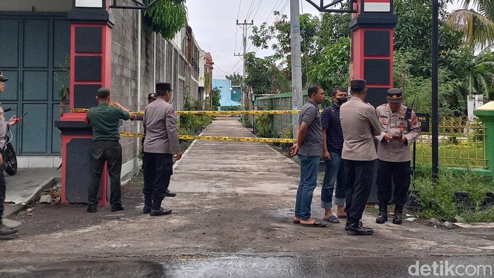 Petugas mengamankan lokasi penembakan di Desa Tohudan, Kecamatan Colomadu, Karanganyar, Sabtu (27/1/2024). Dalam kasus ini satu pria asal Boyolali tewas.