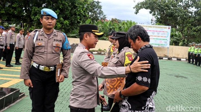 Pian (baju hitam) mendapat penghargaan usai berhasil menyelamatkan tetangganya dari longsor.