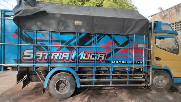 Polisi menggeledah truk bermuat seribuan botol miras di Juwana, Senin (29/1/2024).