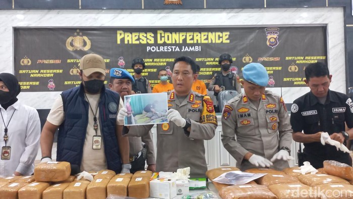 Polisi menunjukan senpi yang disita dari pengedar sabu di Jambi