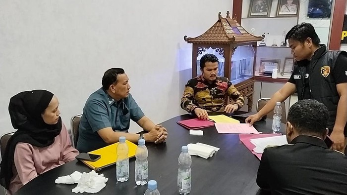 Polisi saat memeriksa tersangka kasus dugaan korupsi pengadaan BBM di Rokan Hulu, Riau. (Dok Polres Rohul)