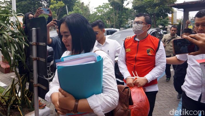 Penyidik Satreskrim Polrestabes Surabaya menyerahkan tersangka Ronald Tannur dan barang bukti terkasus dugaan pembunuhan ke Kejari Surabaya, Senin (29/1/2024).