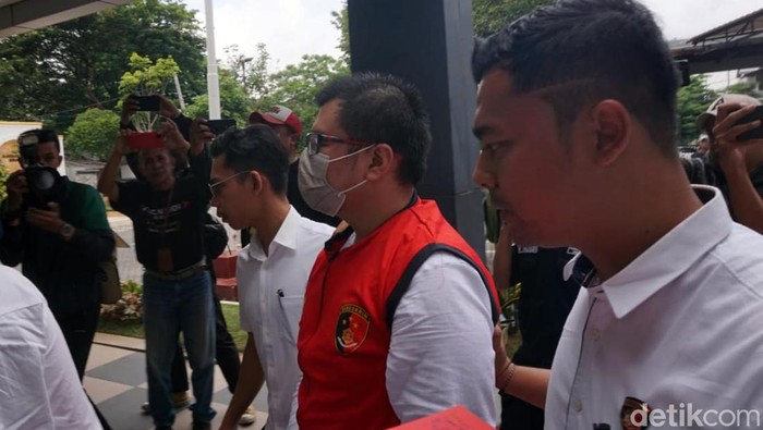 Penyidik Satreskrim Polrestabes Surabaya menyerahkan tersangka Ronald Tannur dan barang bukti terkasus dugaan pembunuhan ke Kejari Surabaya, Senin (29/1/2024).