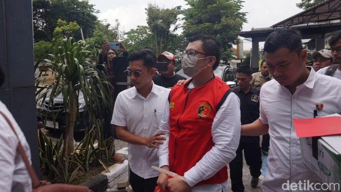 Penyidik Satreskrim Polrestabes Surabaya menyerahkan tersangka Ronald Tannur dan barang bukti terkasus dugaan pembunuhan ke Kejari Surabaya, Senin (29/1/2024).